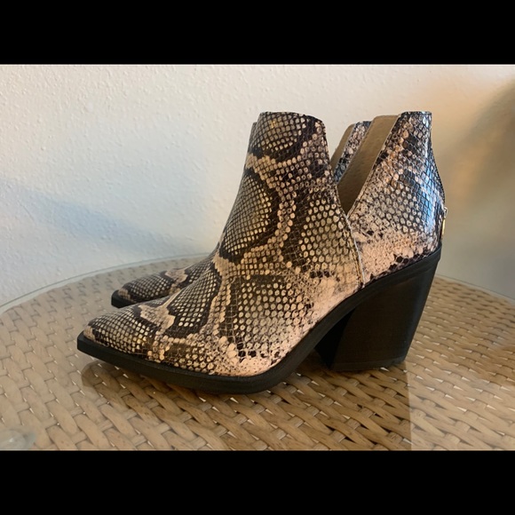 Vince Camuto Gigietta Snakeskin Embossed Bootie - Picture 3 of 7